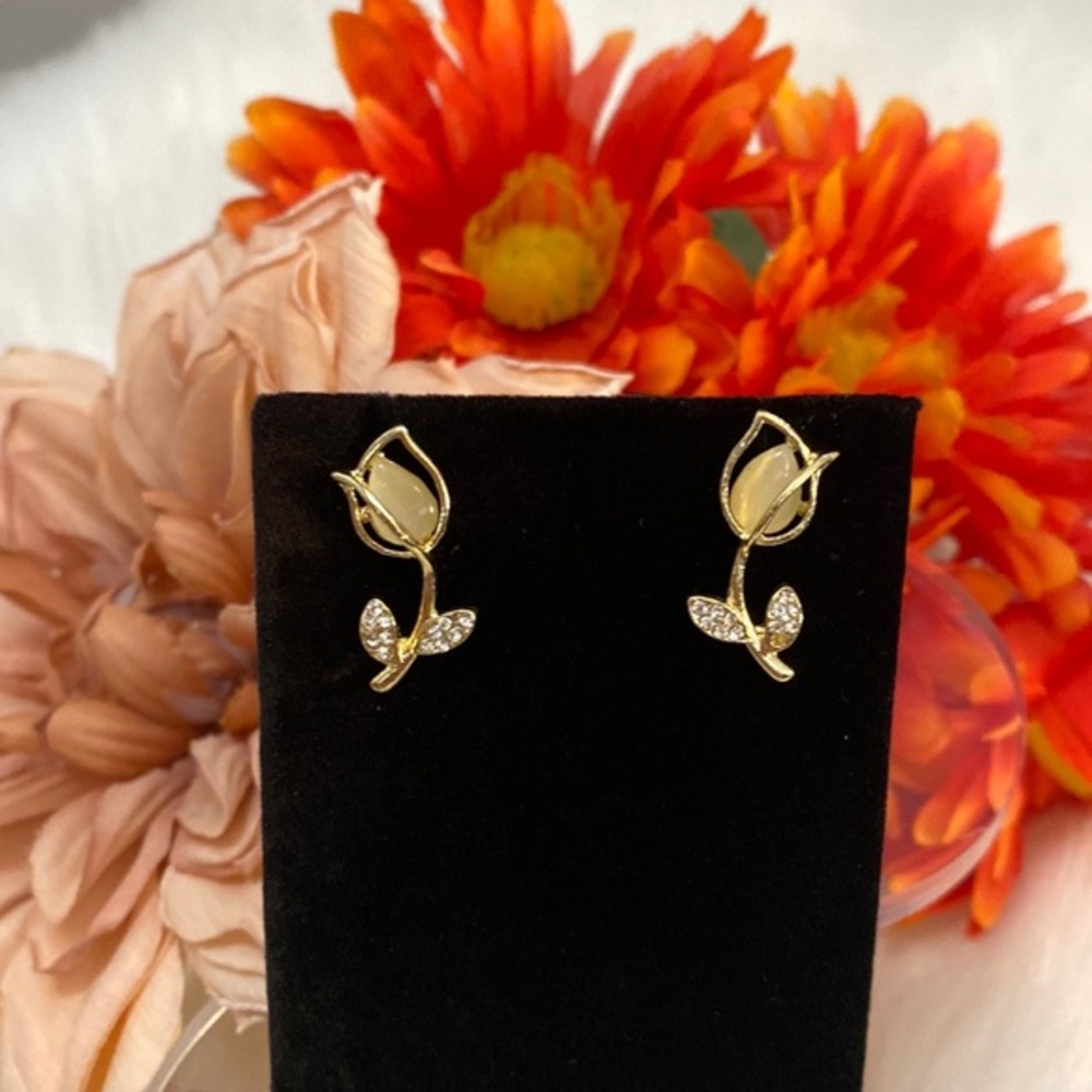 Tulip Floral Stud Earring With Pearlized Gemstone and Gold Setting NEW!